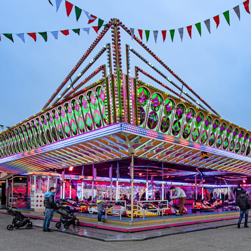 Autocsooteranlage bunt beleuchtet in der Abenddämmerung